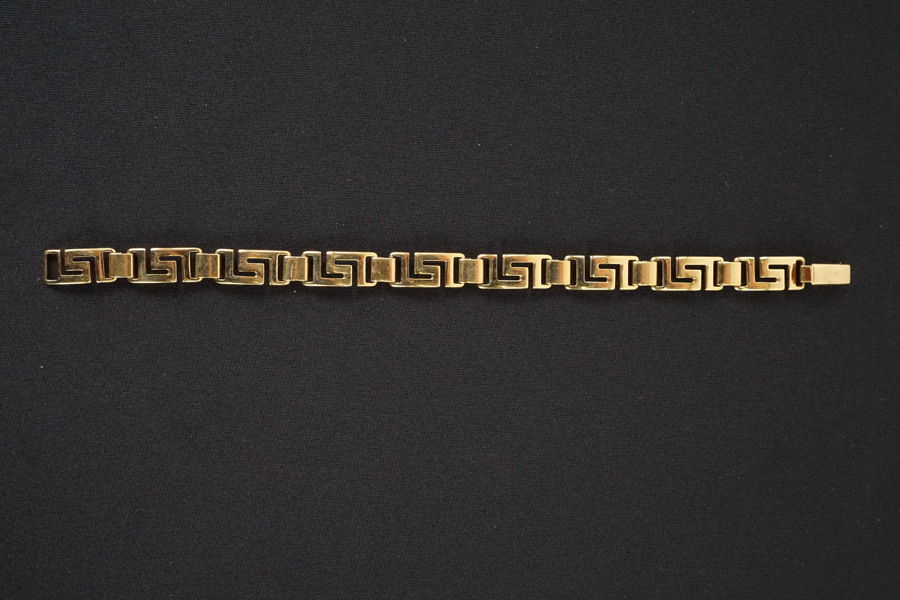 Armband guldfärgat meanderslinga. A185