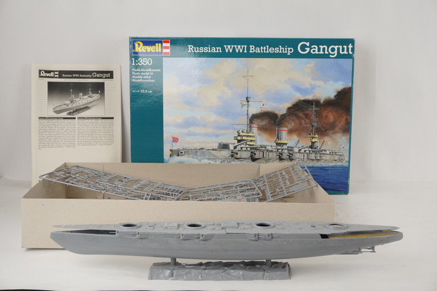 Revell slagskeppet Gangut 1/350 modell. A242