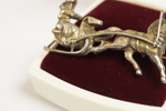 Brosch häst och släde silver med ask H.P. Henriksen. A394