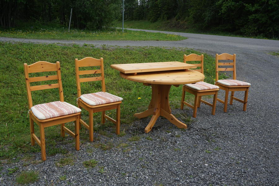 Trä Paul Runt bord med 4st stolar & iläggsskiva. B397