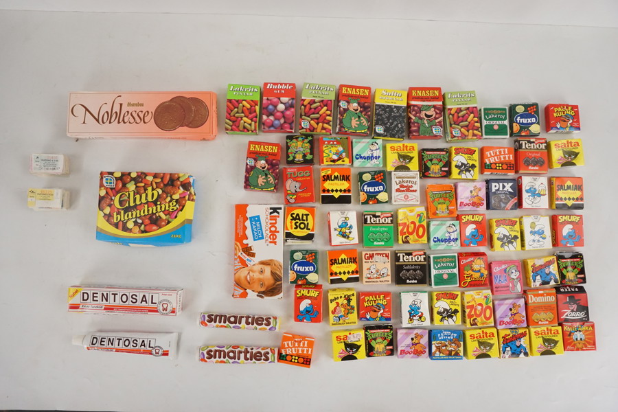 Äldre Tablett askar Turtles, Smurf m.m. A367