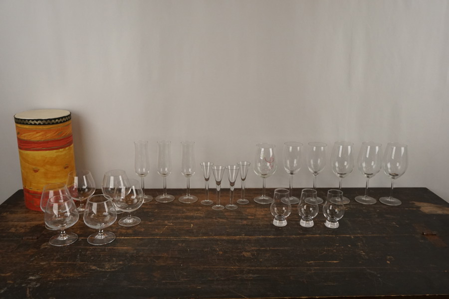 Trumma och olika glas. Bc424/