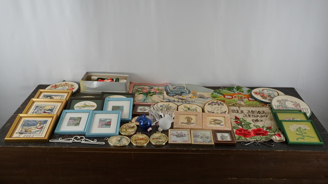 Diverse broderade tavlor m.m. BC280/