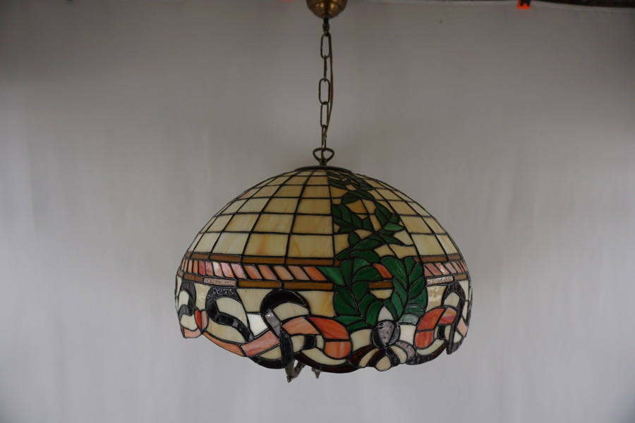 Taklampa tiffanystil. B15