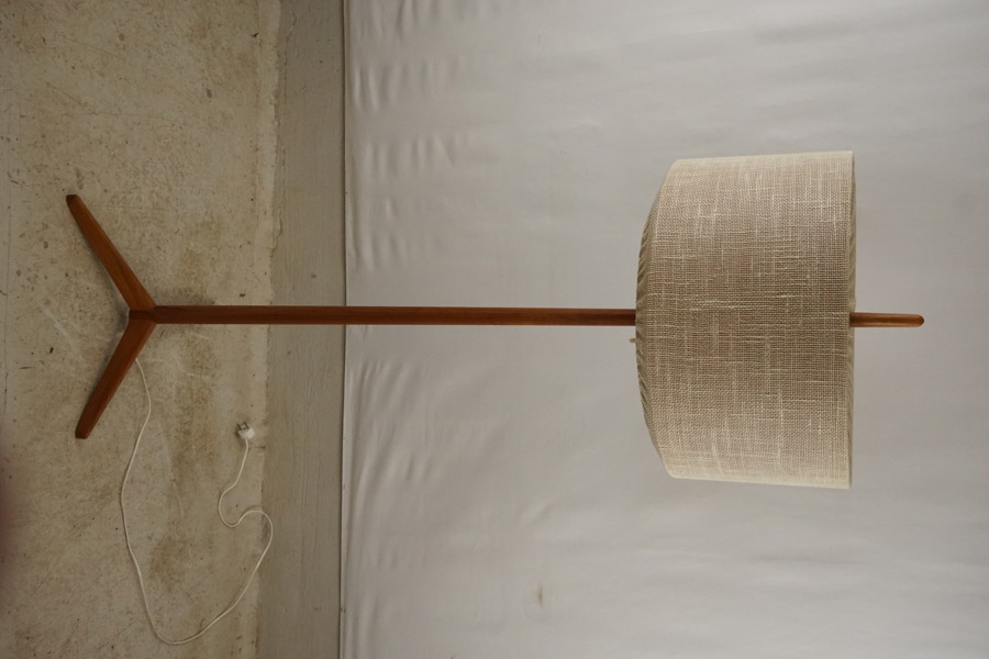 Golvlampa Teak. B18