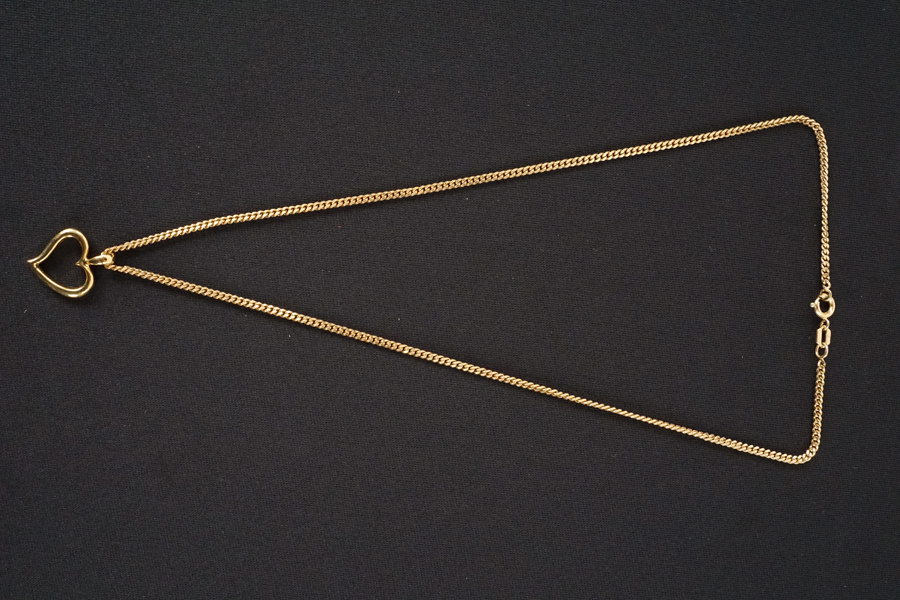 Halsband guldfärgat pansarlänk med hänge hjärta. A184/