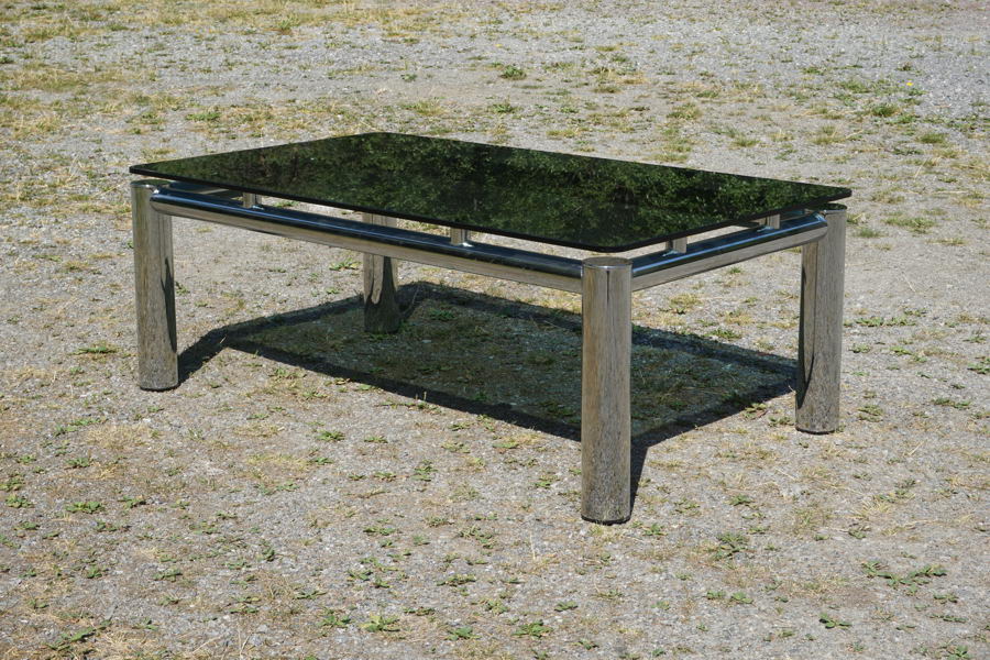 Soffbord med svarttonad glasskiva. B83