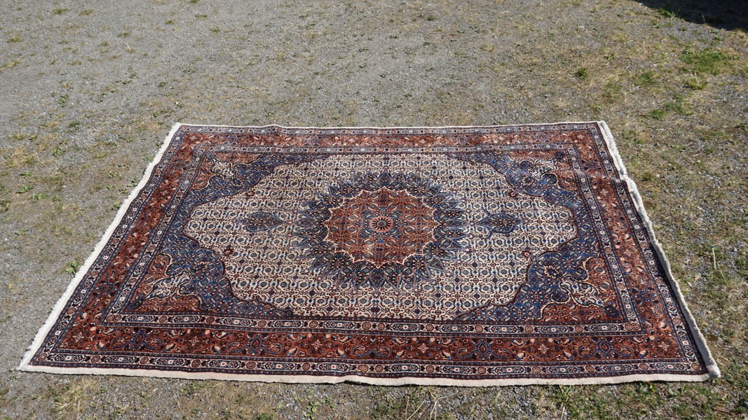 Stor orientalisk matta. B85