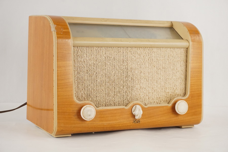 AGA 1733 radio. BC147