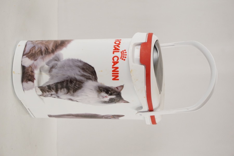 Kattsand i Royal Canin låda. A76