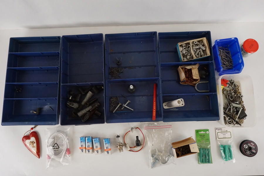 Sortimentlådor med spik Osram H1 lampor m.m. BC200