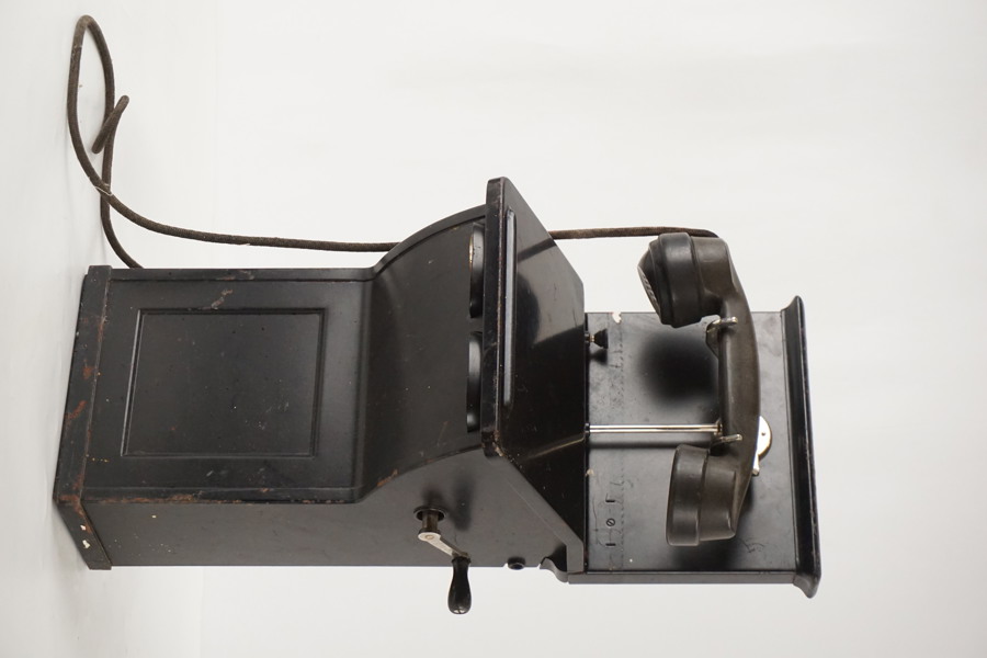 Äldre väggtelefon. BC7