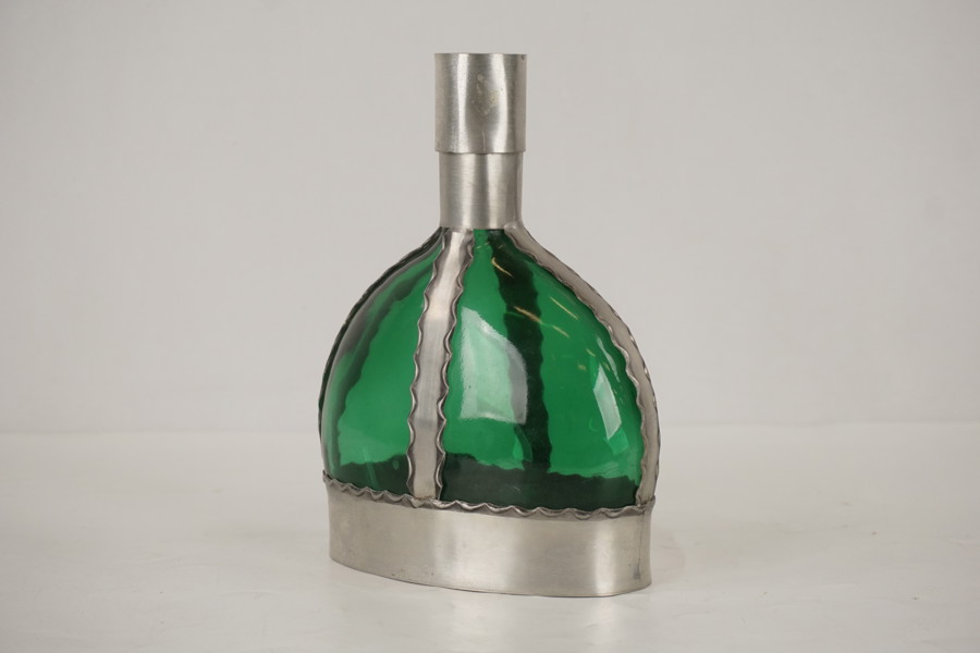 Karaff/flaska tenn och grönt glas. G17