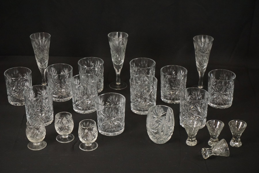 Diverse glas med slipad dekor. G18