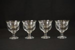 4st Glas på fot och 4st små skålar. G21