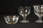4st Glas på fot och 4st små skålar. G21