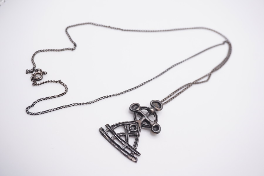 Norsk halsband med hänge i silver. A36