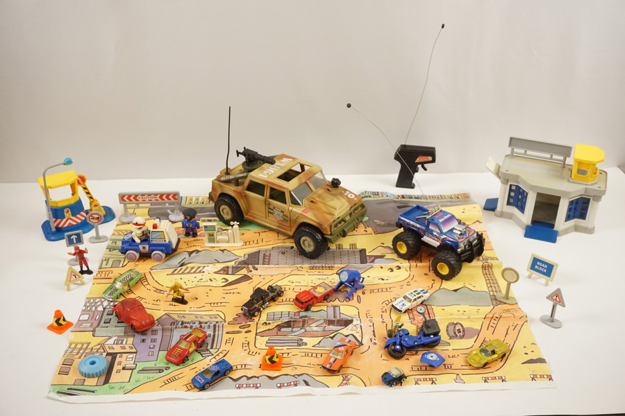 Militär jeep och leksaksbil mm. BC 30