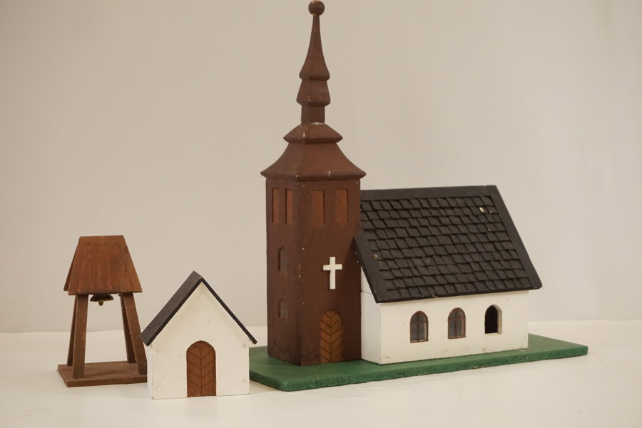 Trämodell av en kyrka mm. A41