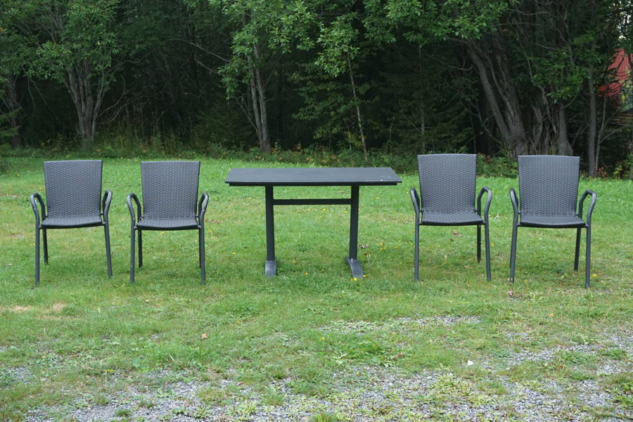 Bord med 4-stolar för utomhusbruk. B52