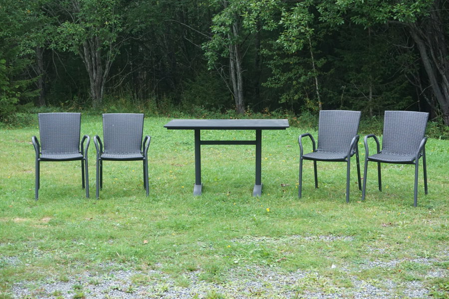  4 stolar med bord för utomhusbruk. B53