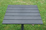 2 stolar med bord för utomhusbruk. B54
