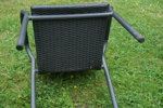 2 stolar med bord för utomhusbruk. B54
