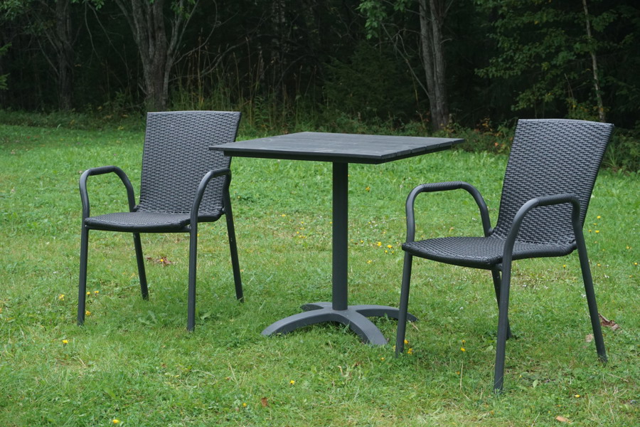  2-stolar med bord för utomhusbruk. B55