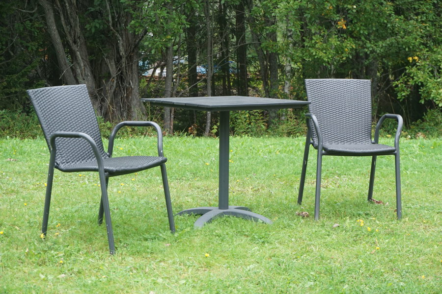 2-stolar & bord för utomhusbruk. B56