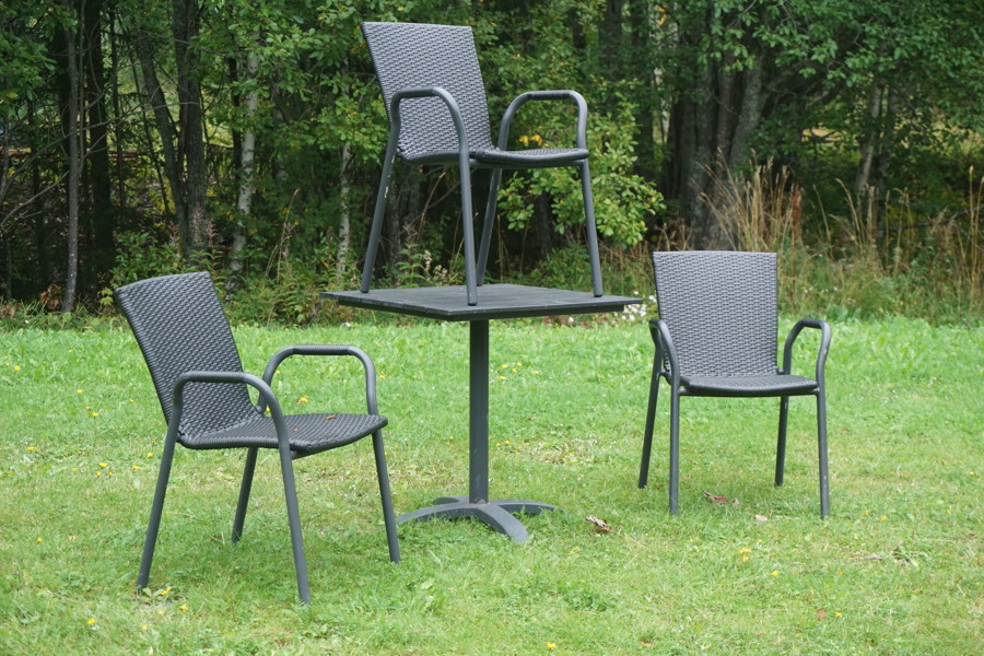 3-stolar & bord för utomhusbruk. B57