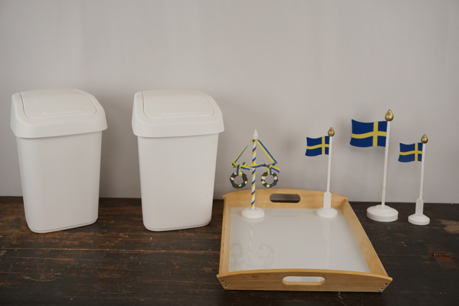 Bricka från IKEA, 2-soptunnor, trädflaggor Sverige mm. B103