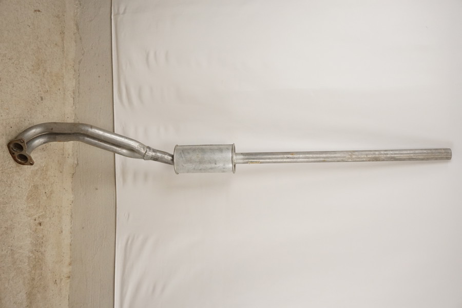 Mittenljuddämpare/avgasrör. B136