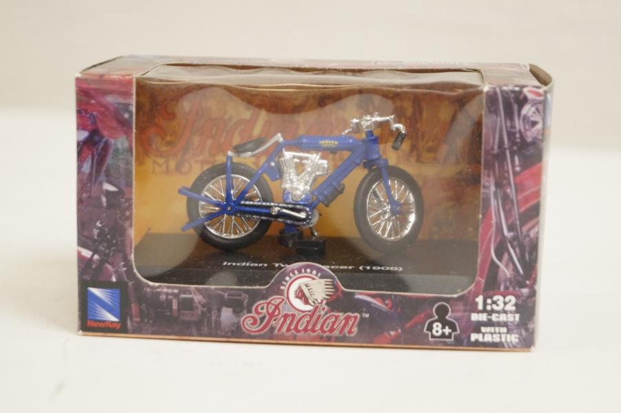 Modell New Ray Indian Twin Racer i låda. A139