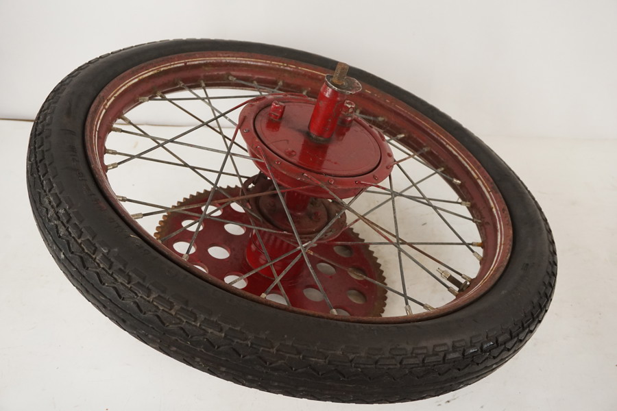 Äldre motorcykelhjul med drev. B214