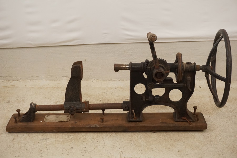 Äldre manuell borrmaskin. B246
