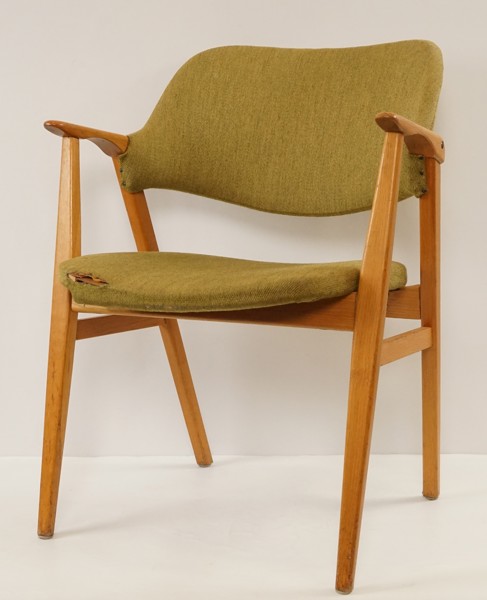 Karmstol med grönt tyg. B321