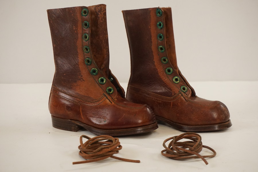 Barnstövlar i läder st 26.  A58