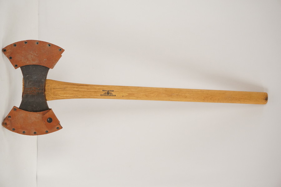 Gränsfors dubbeleggad kastyxa. B337