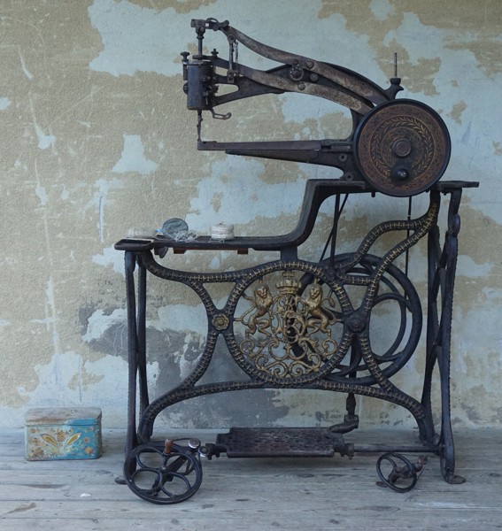 Skomakarsymaskin/lädersymaskin & spolar. B341