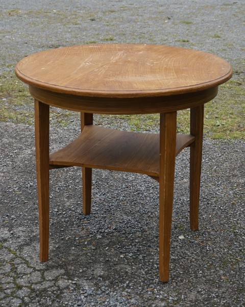 Runtbord med hylla. B343