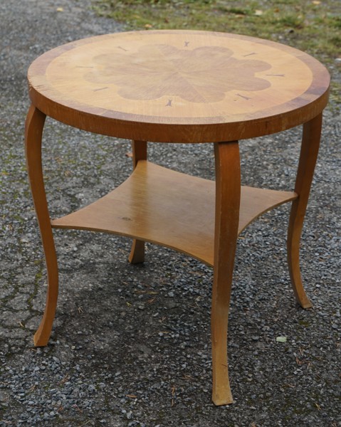 Runtbord med intarsia och hylla. B344