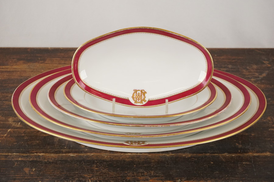 5st Uppläggningsfat röd och guldfärgad kant. G67/