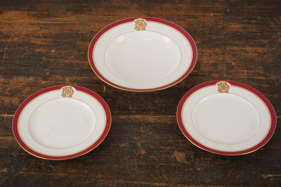 2st Assietter 1st djuptallrik röd och guldfärgad kant. G68/
