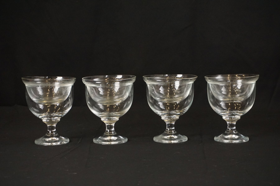 4st Glas på fot och 4st små skålar. G21/
