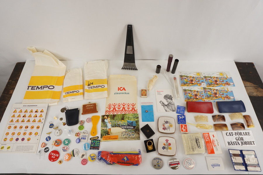 Pins, spännen, ICA vykort mm. A293/