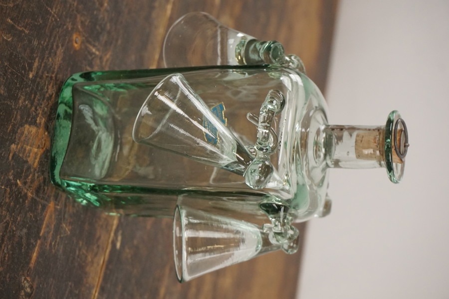 Skansen Äldre Spritflaska med nubbeglas. GA91