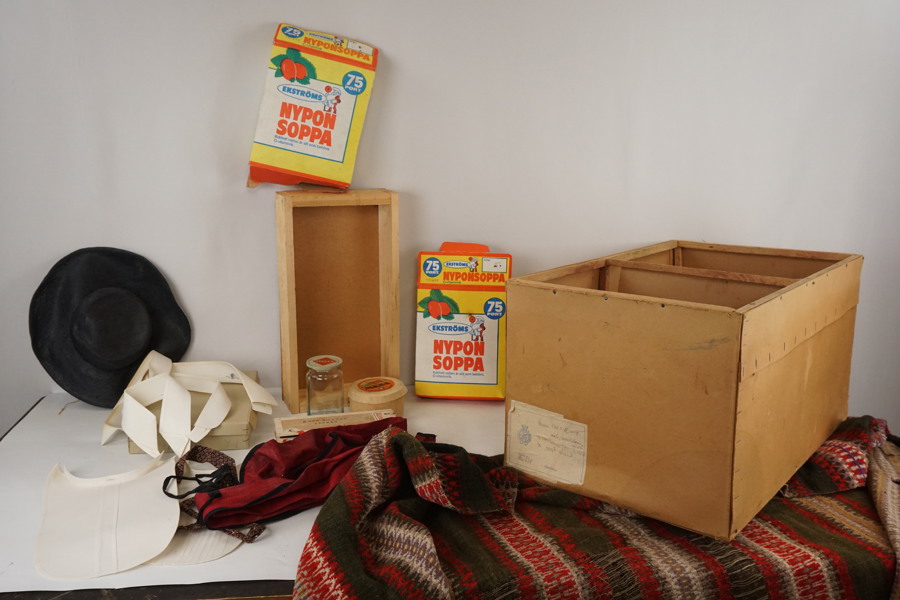 Äldre täcke, förpackningar mm. BC350