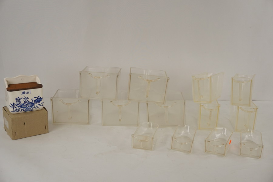 Kryddburk & mjölskäppor till kryddhylla. BC358