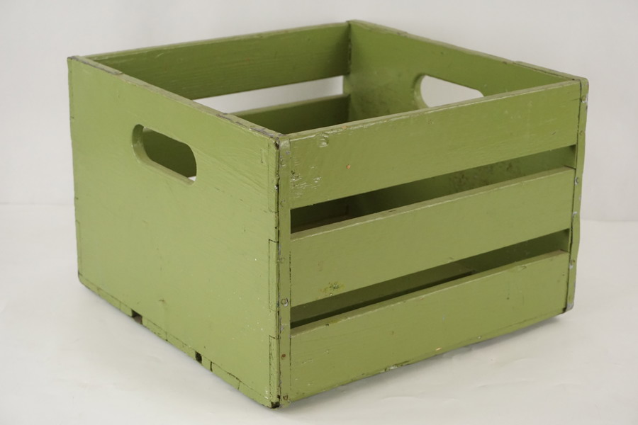 Äldre drickaback i trä grönmålad. B371