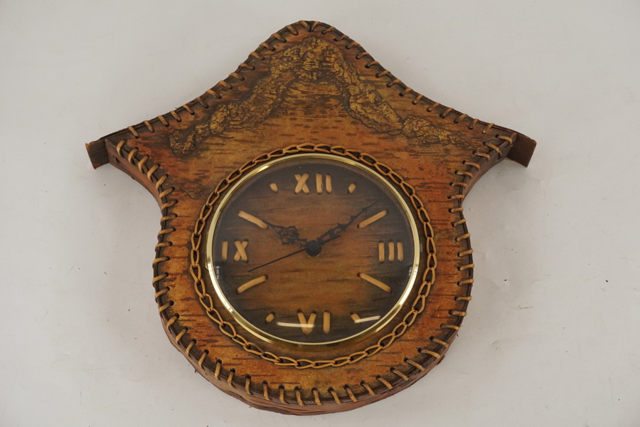 Äldre Väggklocka i näver. A124